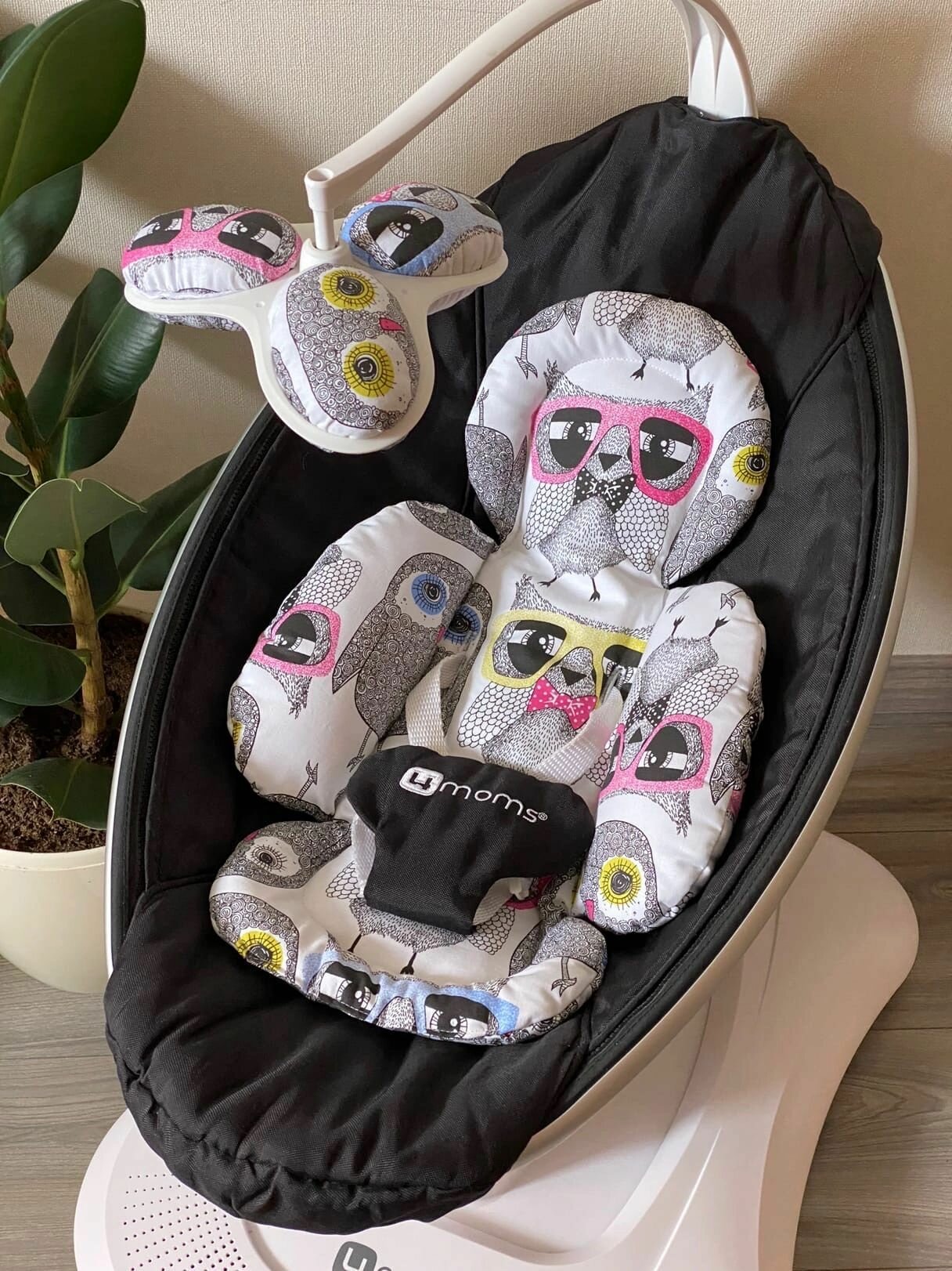 Вкладыш и игрушки с совами для качелей Мамару 4moms mamaRoo