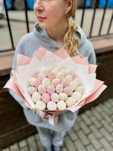 Изображение товара Букет с клубникой в белом и розовом шоколаде, кокос, белый воздушный рис, 600 г, Princess, белая и розовая упаковка