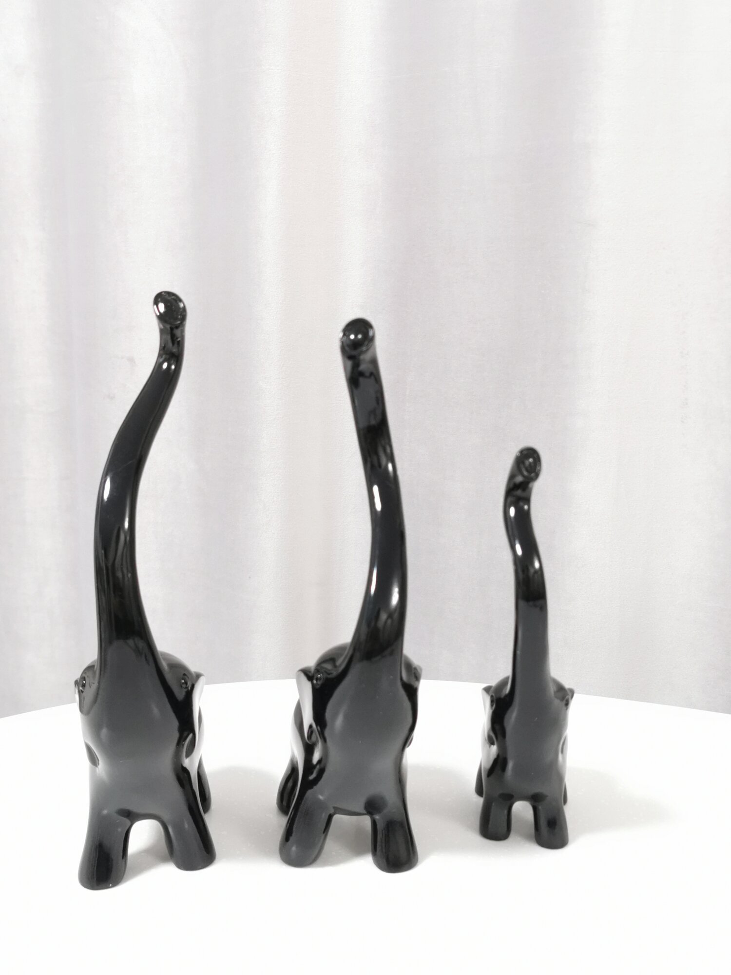 Три трубящих слоника изящные черный керамика хай-тек