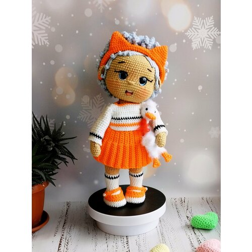 Вязаная куколка с гусёнком