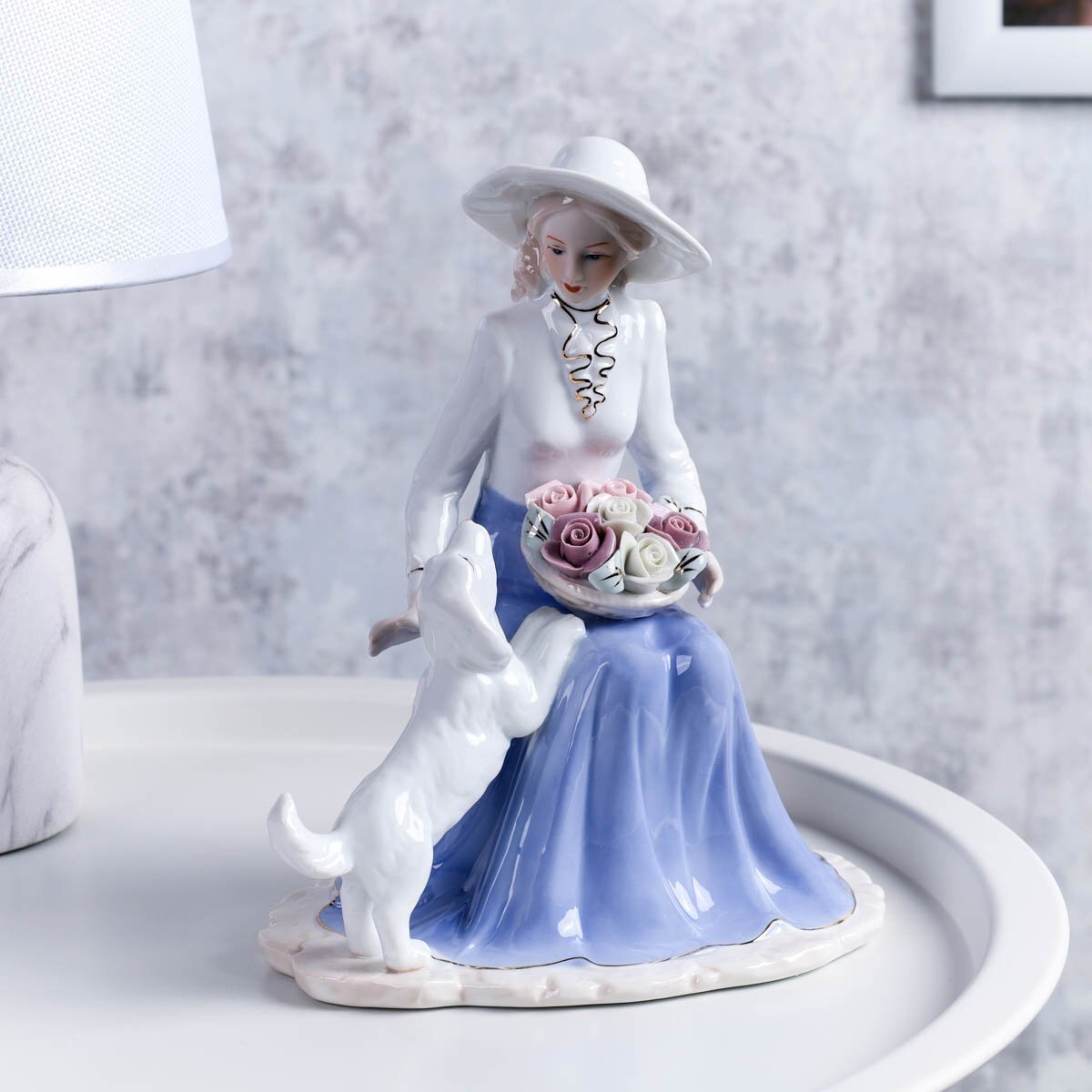 фото Статуэтка фарфоровая "Дама с собакой" 22 см