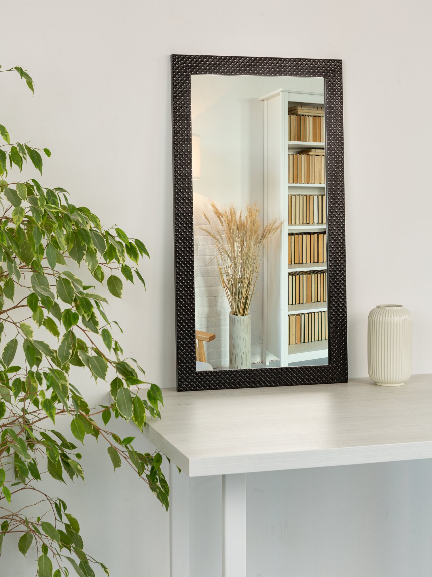 Зеркало настенное интерьерное 50х70 в черной раме "Шанель" - фотография № 2