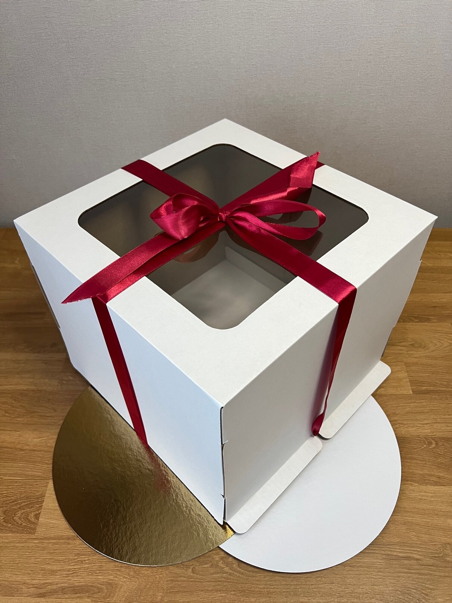 Коробка для торта с окном 30х30х30 см. подложка d 30 см. толщина 3,2 мм.1 шт.