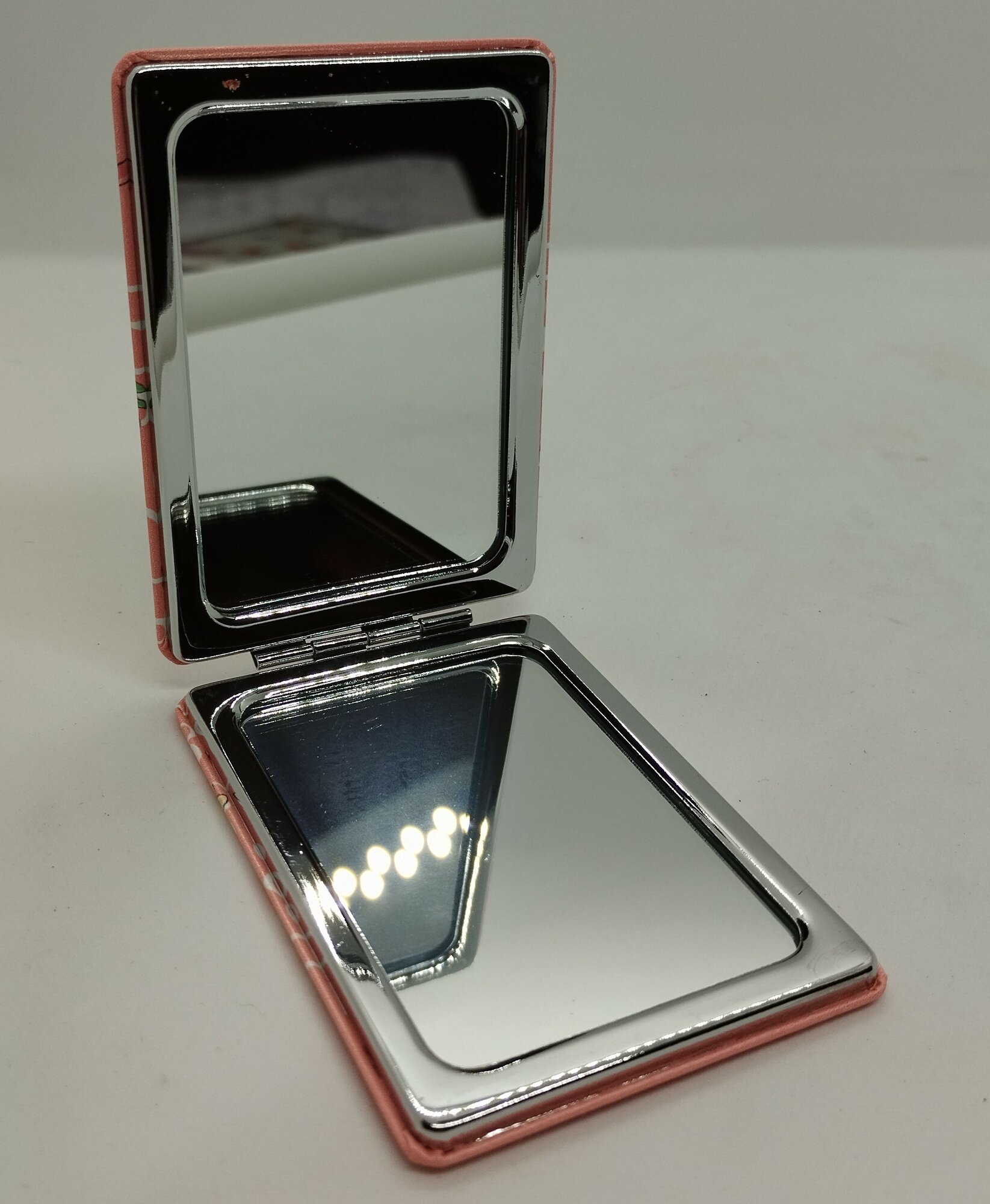 Зеркало кожаное, прямоугольное "Кошка в корзине" — фото 1