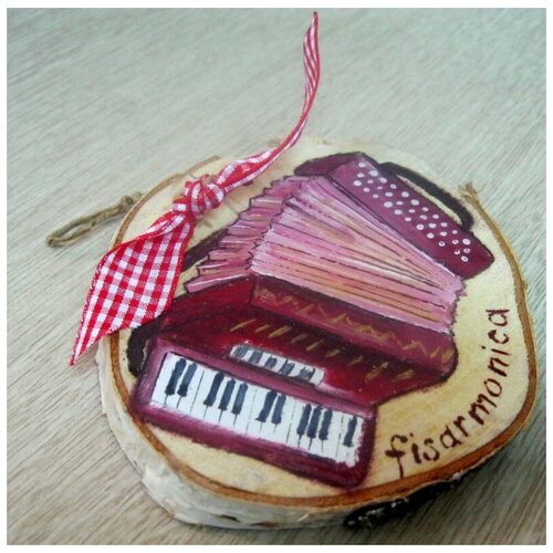 Миниатюра на спилах Ч/четверти Аккордеон Fisarmonica