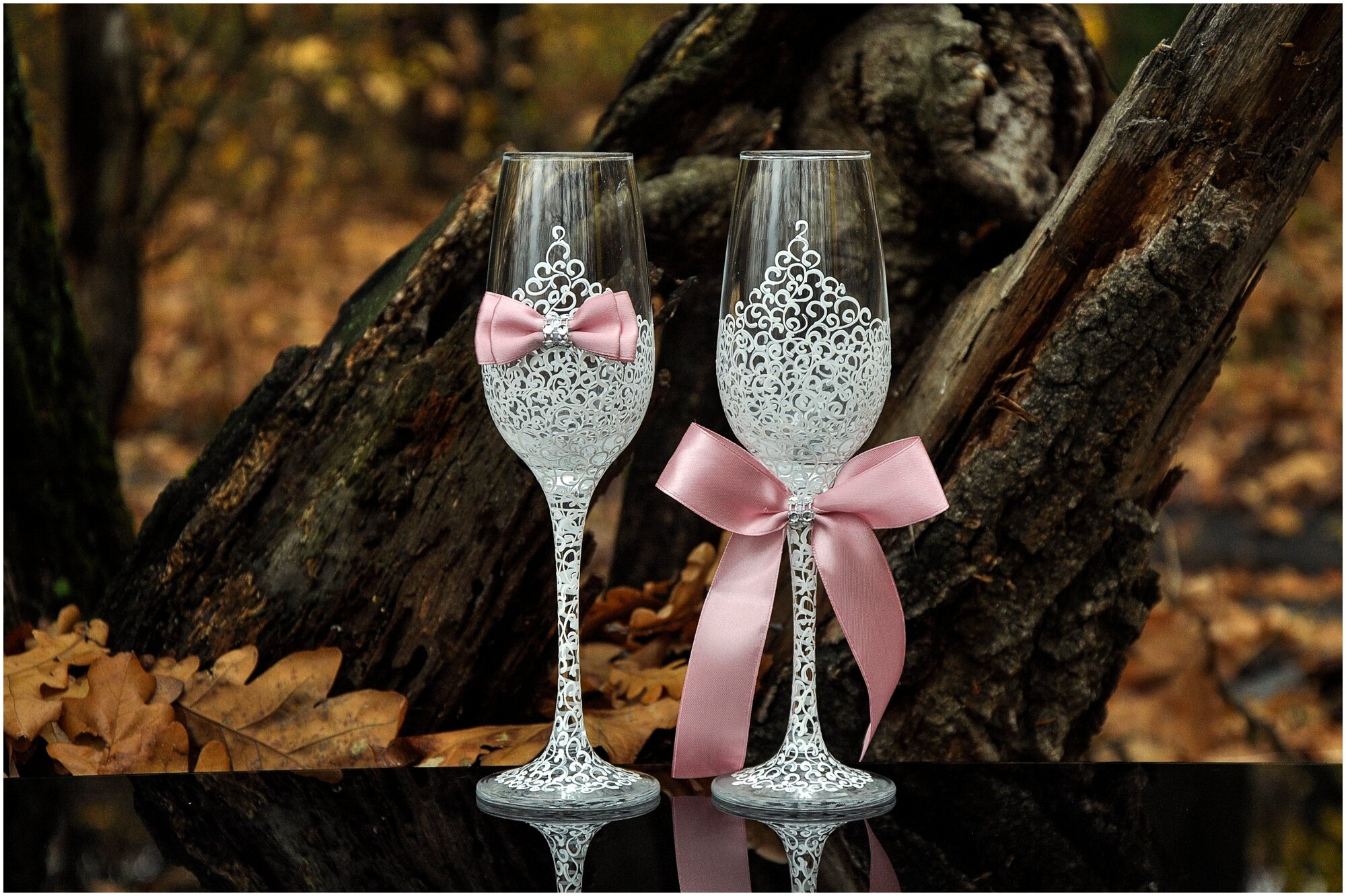 Свадебные бокалы "Горько" для жениха и невесты на свадьбу с ажурной белой росписью и бантами цвета пыльной розы