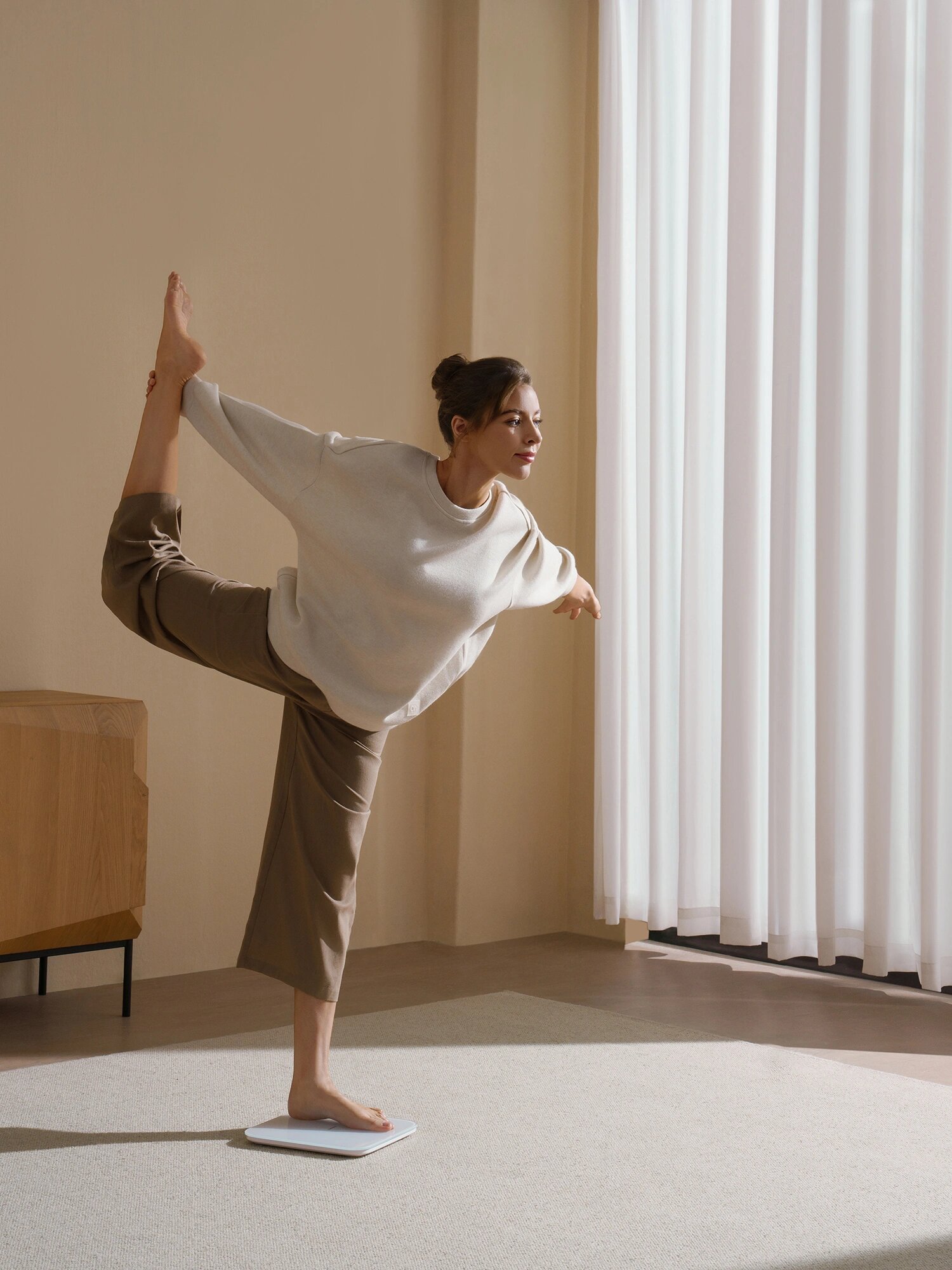 Компактное размещение весов Xiaomi S200 в маленькой ванной комнате