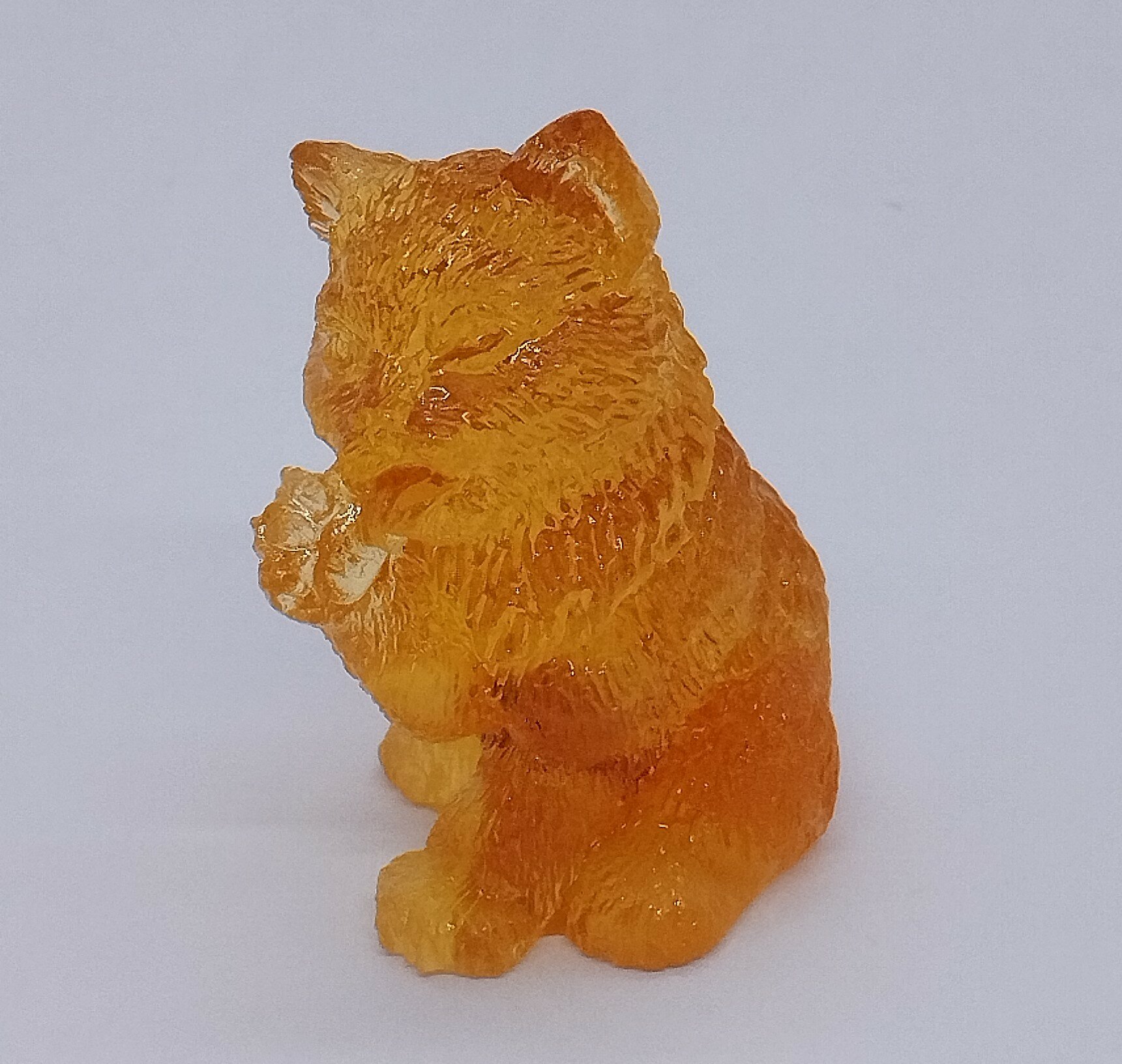 Янтарная фигурка Кошка лапка кверху 13 грамм