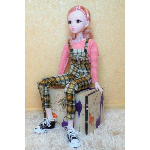 Кукла шарнирная азиатского типа / 60 см / В розовом свитере и клетчатом комбинизоне