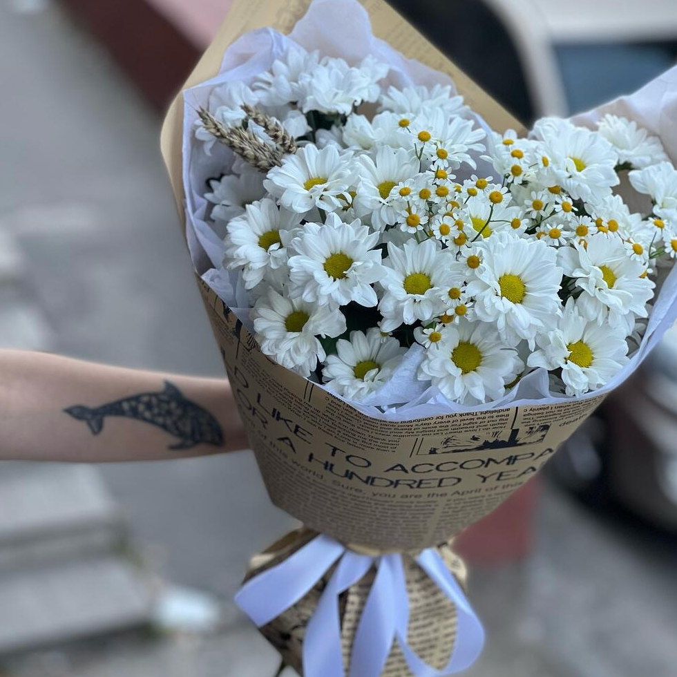 Букет "Ikebana" из хризантем и ромашки, размер M, высота 45см, 7 цветов/сборный букет — фото 1