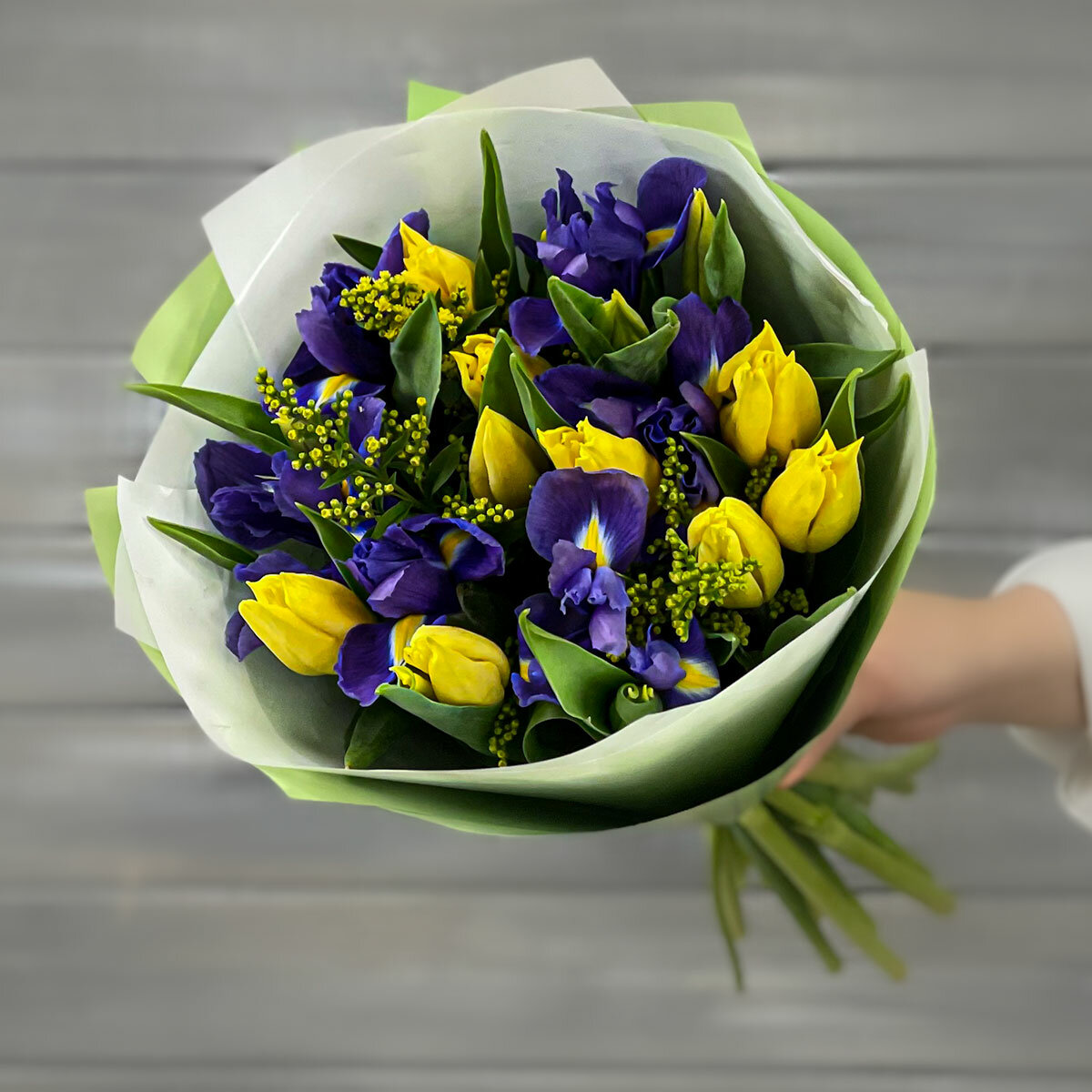 Букет из живых цветов ирисов и тюльпанов