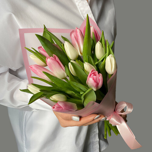 Букет из розовых и белых тюльпанов 15 шт Sharonline