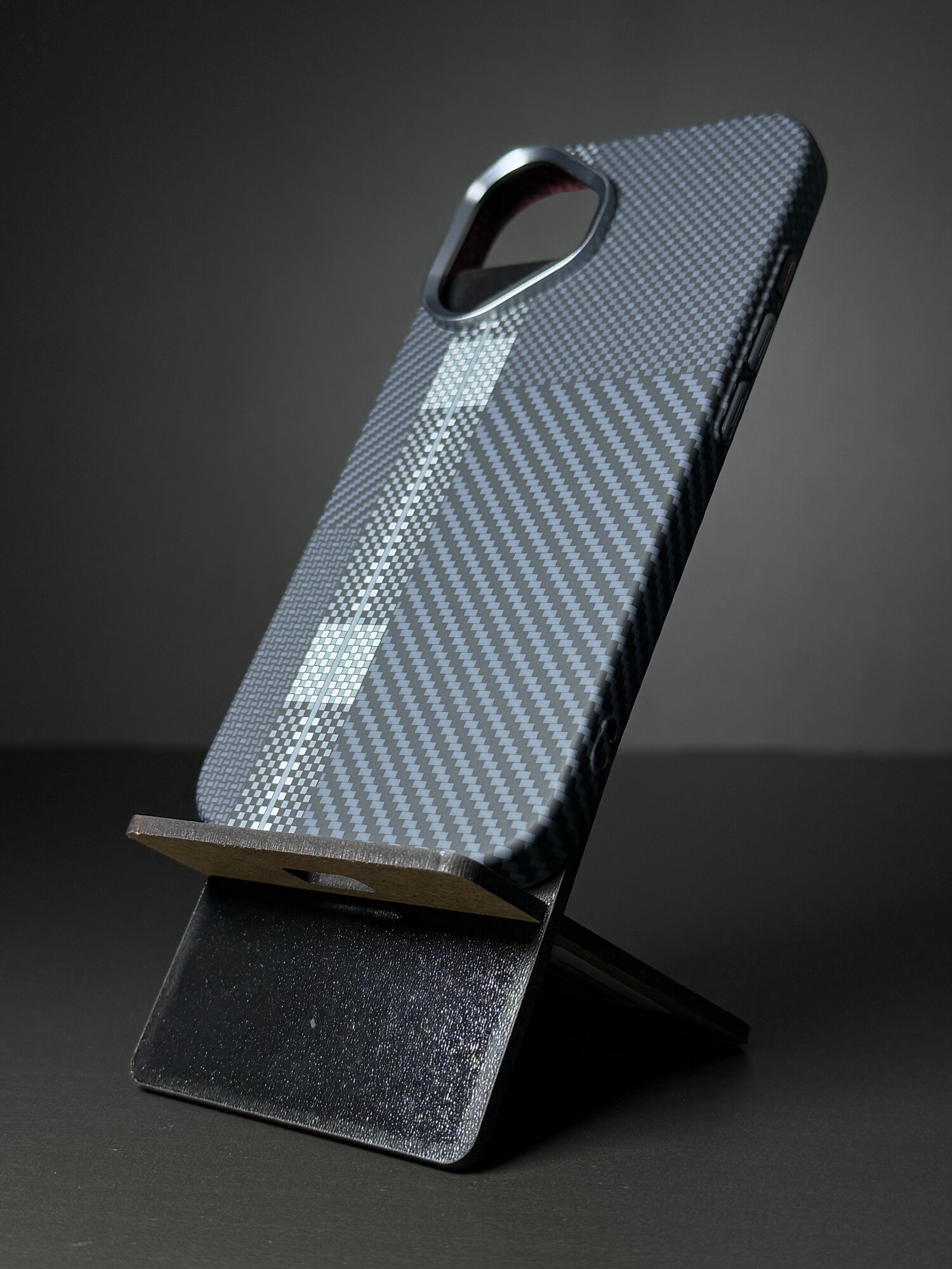 Чехол - накладка на Айфон 16 с МагСейф из Кевлара / Чехол - накладка на iPhone 16 с MagSafe Kevlar LUXO Life+ / MOSBROS, черный с белым узором, карбоновый