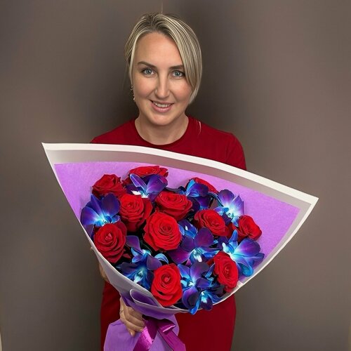 Изображение товара Букет из орхидей и роз «Страстный космос»