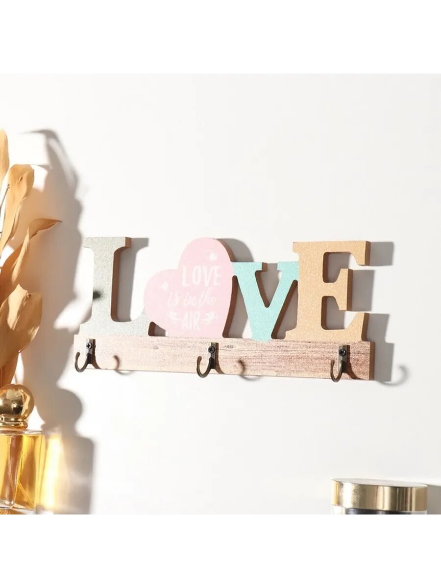 Деревянные крючки с тематикой любви