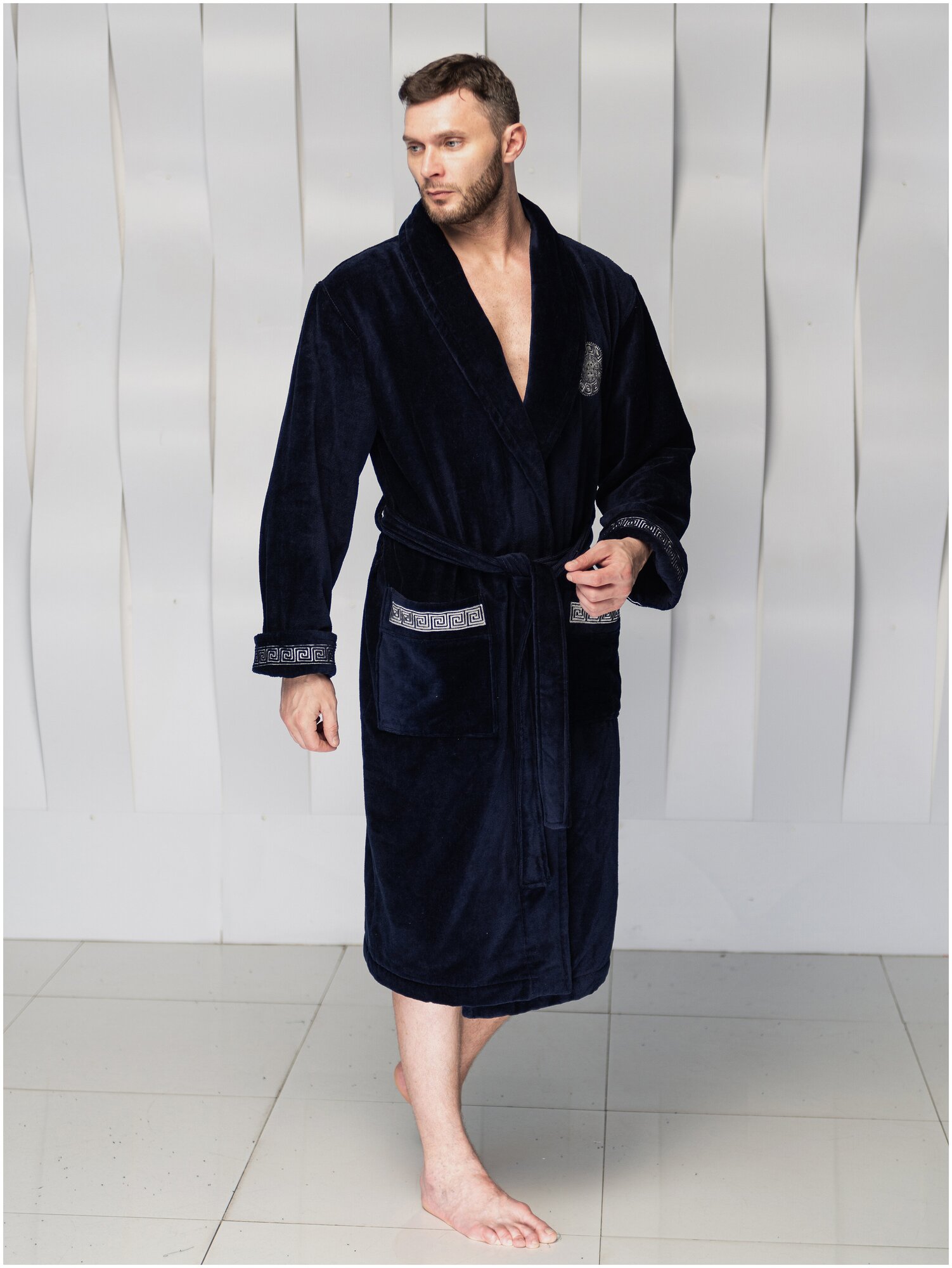 Халат мужской велюровый Gianni, воротник шалька, вышивка (синий) (XL) - фотография № 5