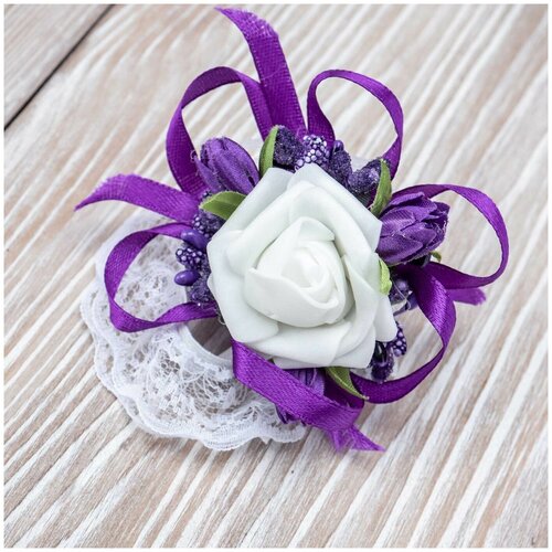 фото Дизайнерский браслет для свидетельницы невесты на свадьбу "фиолетовый стиль" на белой кружевной резинке, с латексной розой и пурпурными атласными лентами свадебная мечта