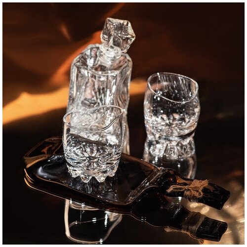 Набор из двух хмельных бокалов для виски с рифленым дном с хмельным квадратным графином и блюдом из хмельной винной коричневой бутылки
