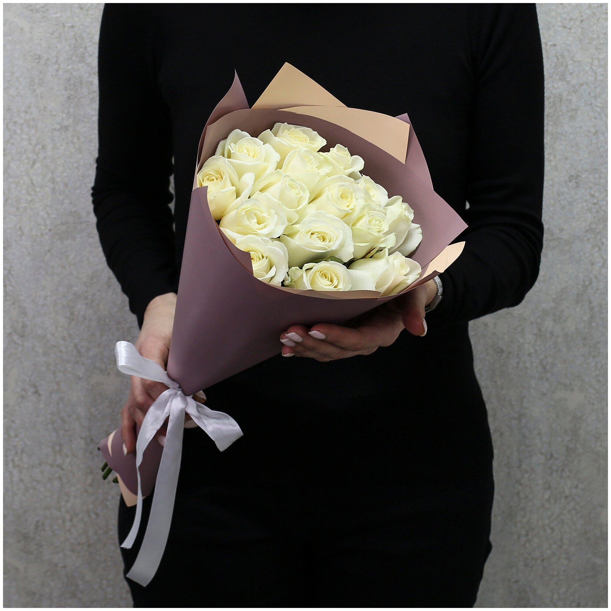Цветы живые букет из 15 белых роз Аваланч 40 см в дизайнерской упаковке