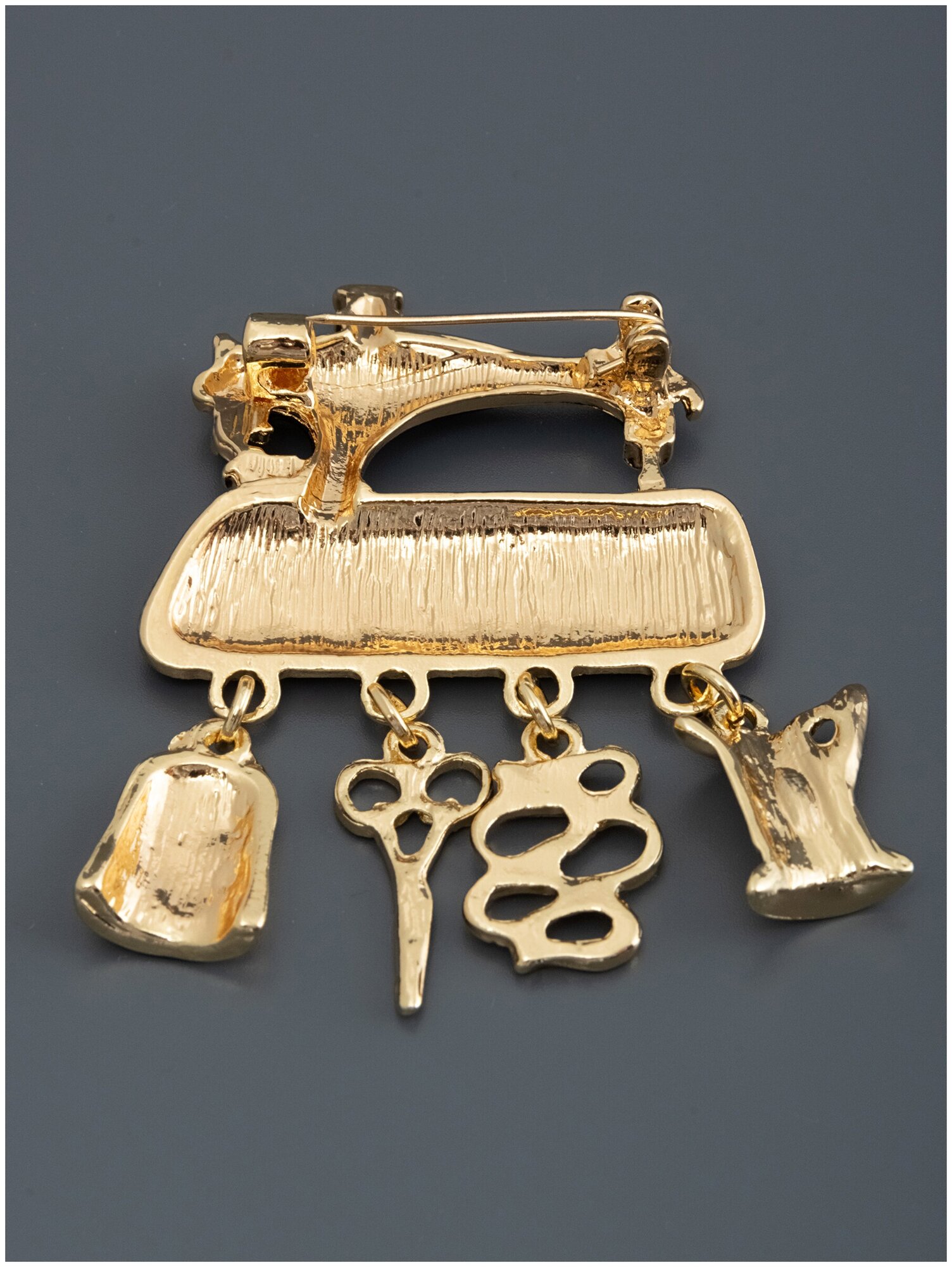 Брошь ЖемАрт, эмаль, черный/золотой — фото 1