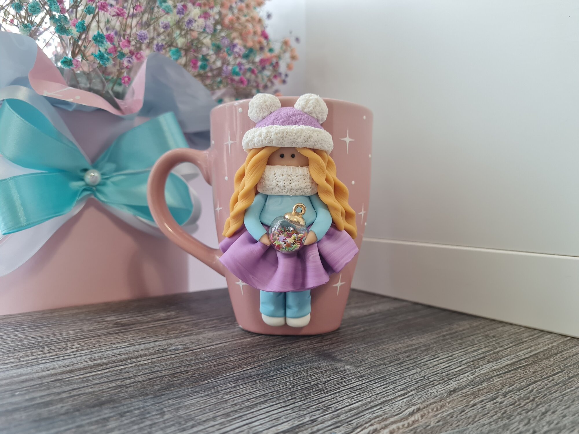Подарок Кружка "Кукла Тильда с шаром" с декором из полимерной глины