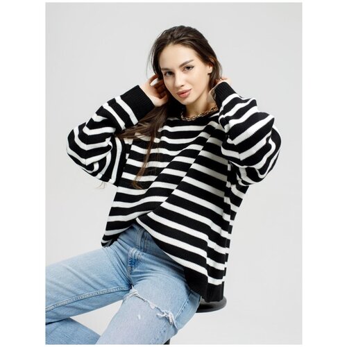 Свитер в полоску черный