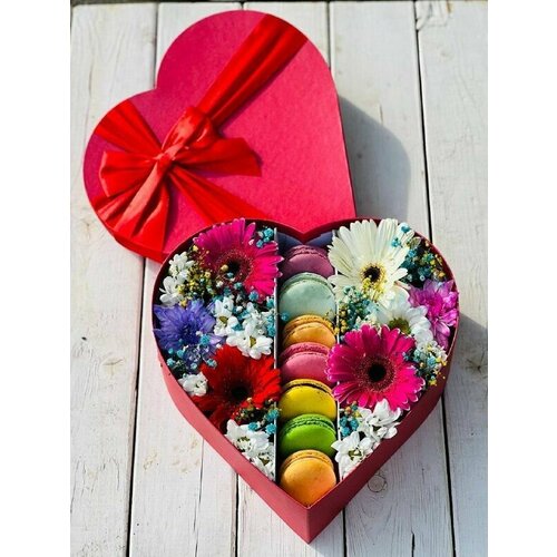 Пирожные макарон с цветами в коробке 4690₽