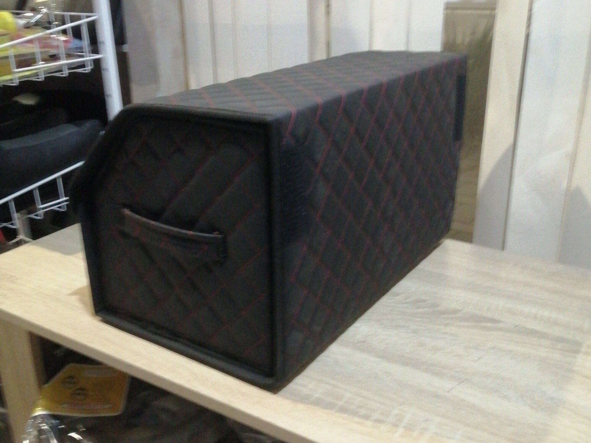 Кожаная сумка-органайзер в багажник 30х30х50 см. "ромб" черный/красный