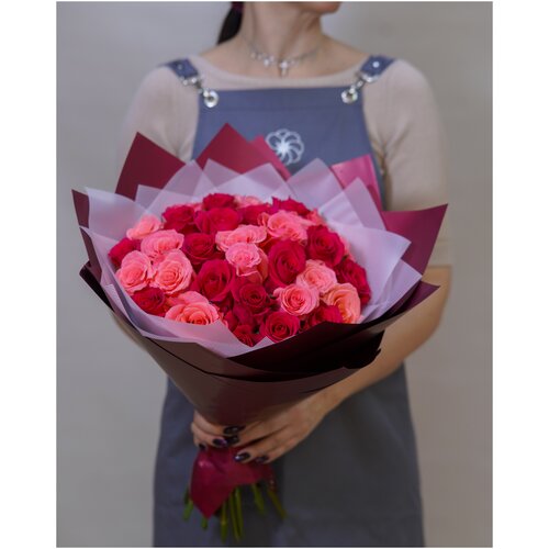 Букет живых цветов из 33 красных и розовых роз 50см в упаковке
