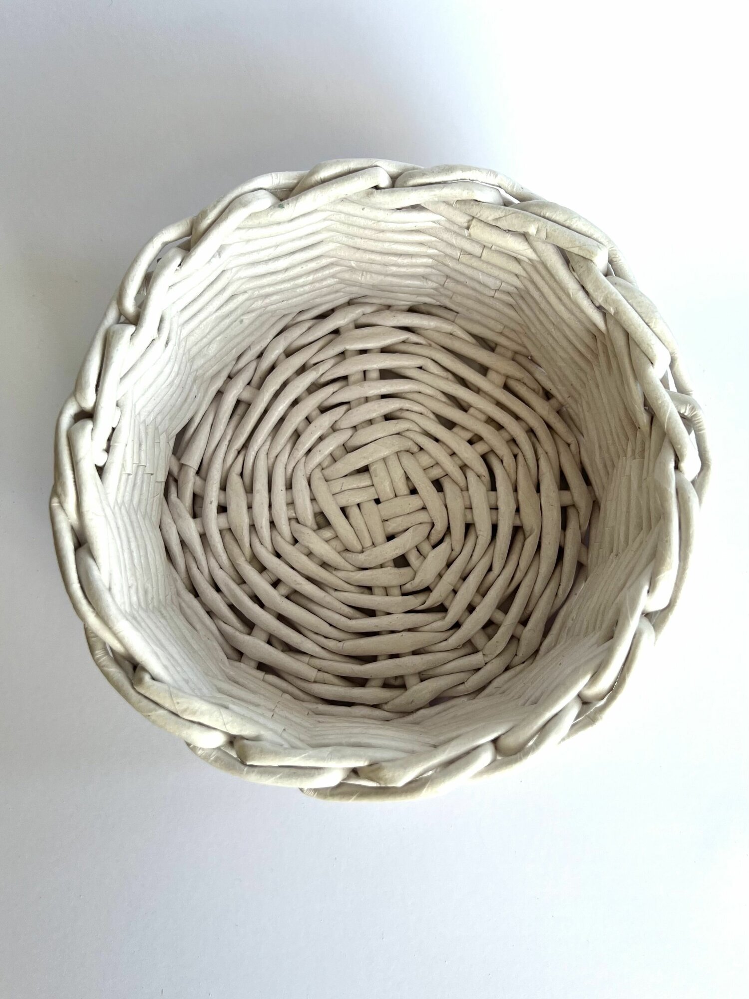 Корзинка плетеная из бумажной лозы для хранения, декора - фотография № 2