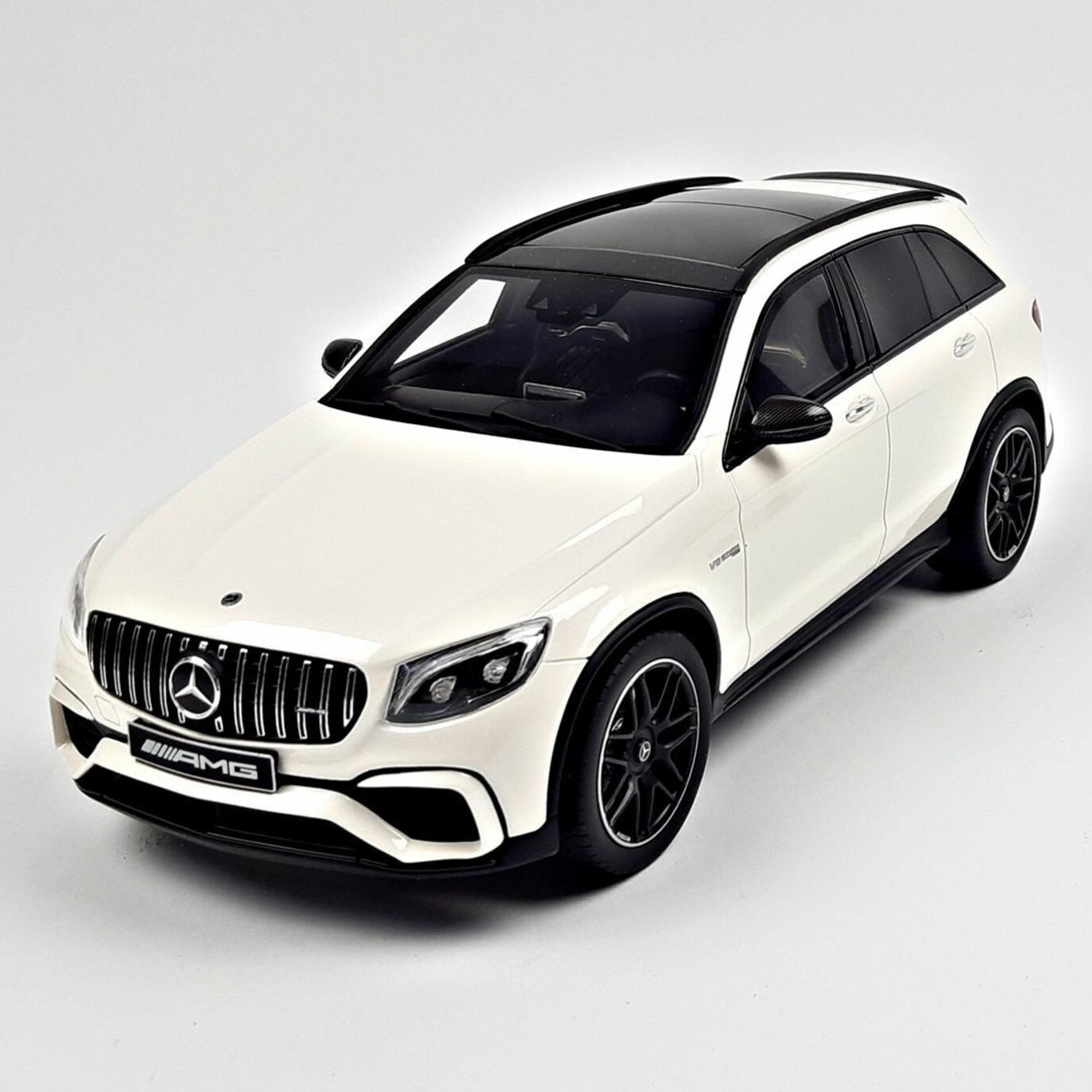 Модель автомобиля коллекционная Mercedes AMG GLC 63, масштаб 1:18