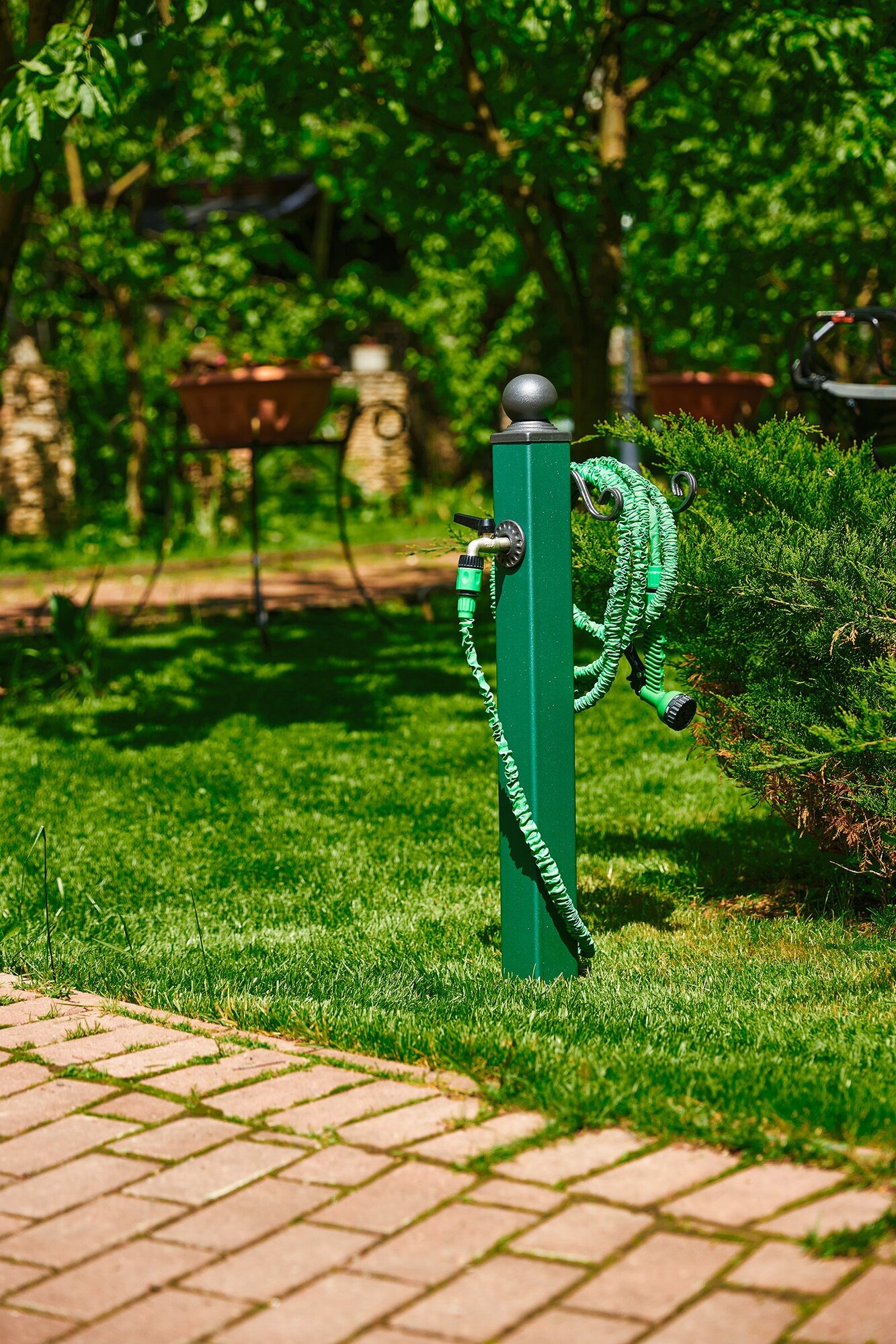 Водоразборная колонка SAHARA GREEN в комплекте с винт опорой для организации полива садовых участков парковых зон / цвет зеленый