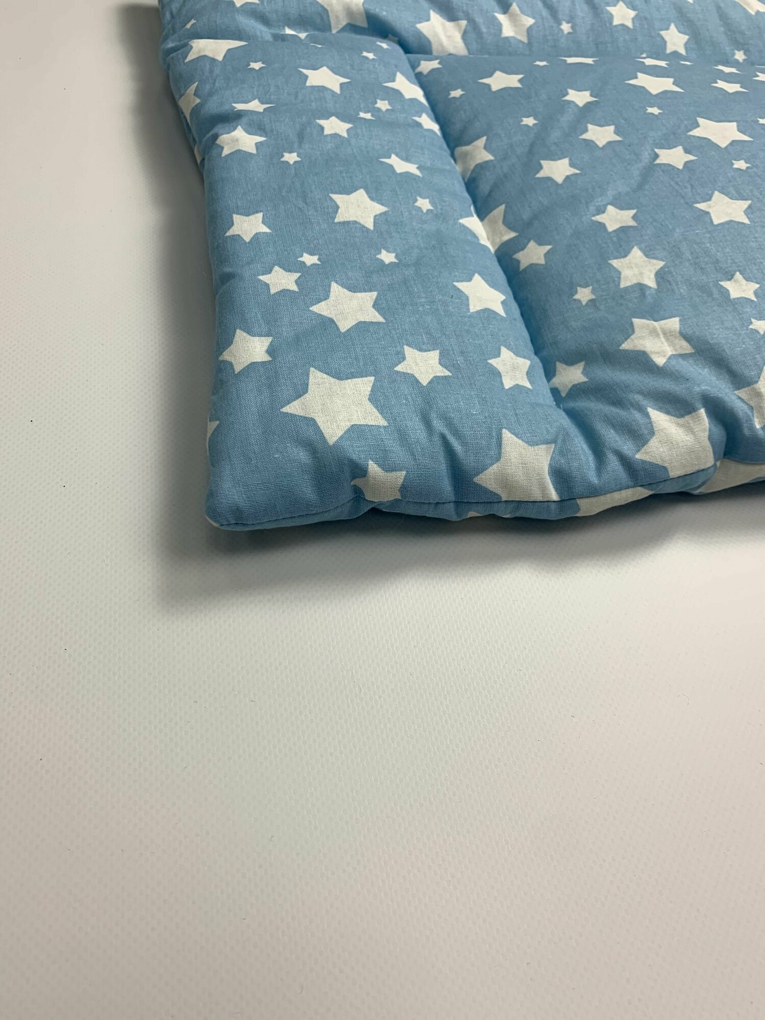 Подушка для малышей, гипоаллергенная 40х60 "Звезды бирюзовые" плоская 0+ - фотография № 4