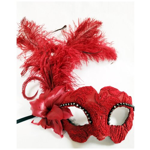 маска венецианская на держателе красная Красная венецианская маска с перьями сбоку (9090)