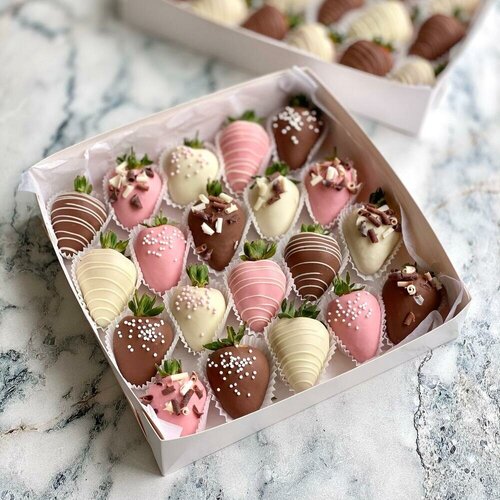 Подарочный набор спелой клубники в натуральном шоколаде с сахарным и шоколадным декором «Де-Ла-Бонд» 20 ягод от Господина Цветаева