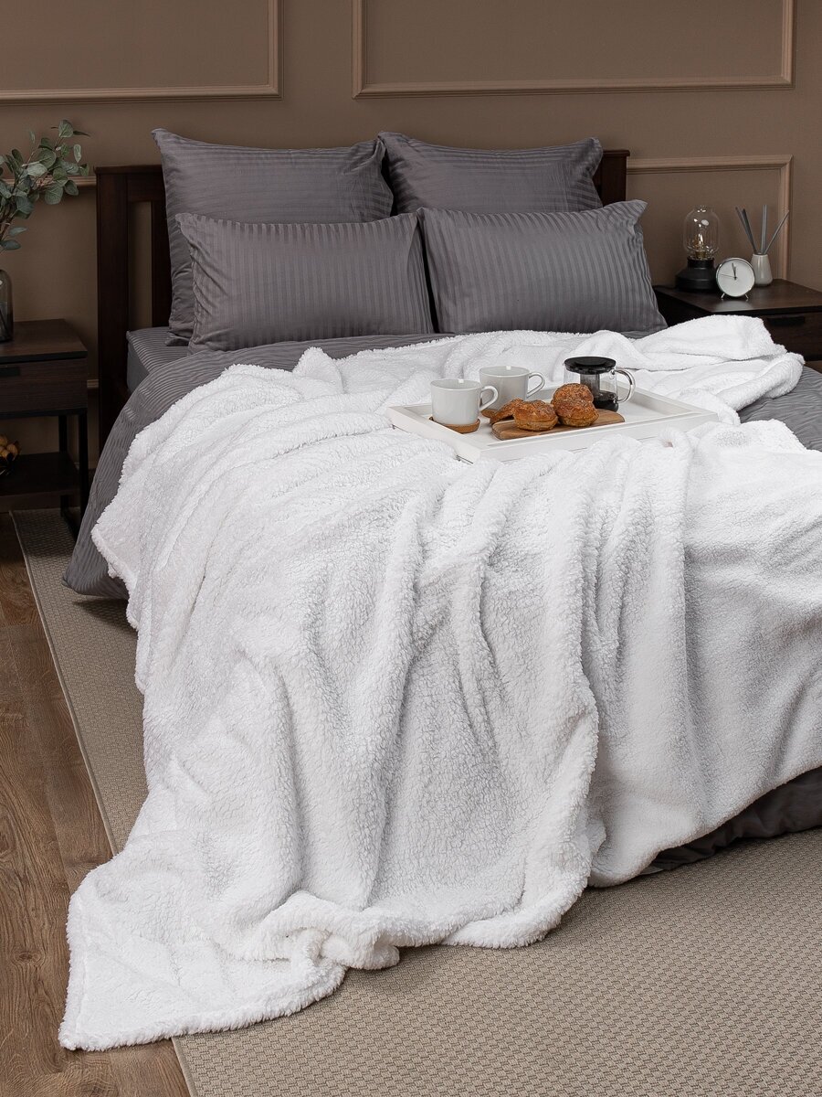 Плед TexRepublic Искусственный мех 150х200 см, 1,5 спальный, покрывало на диван, мягкая Овчина в подарок, белый однотонный - фотография № 6