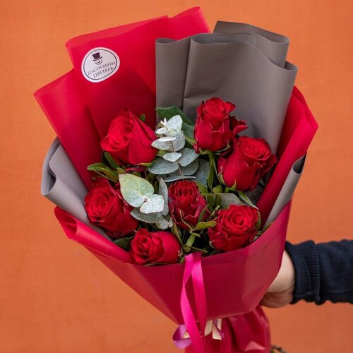 Авторский букет из 7 красных роз с эвкалиптом "Обворожительный Азнавур"