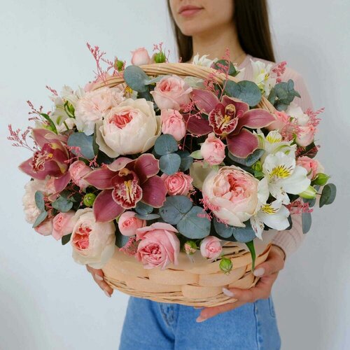 Изображение товара Пионовидные розы Джульетта и орхидеи в корзине "Тайна цветущей любви"