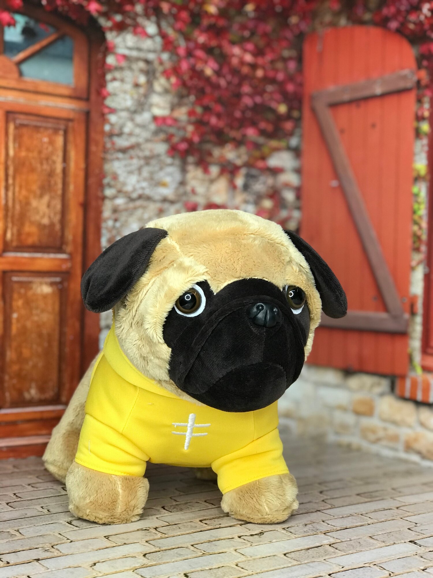 Мягкая игрушка Мопс в желтом костюме