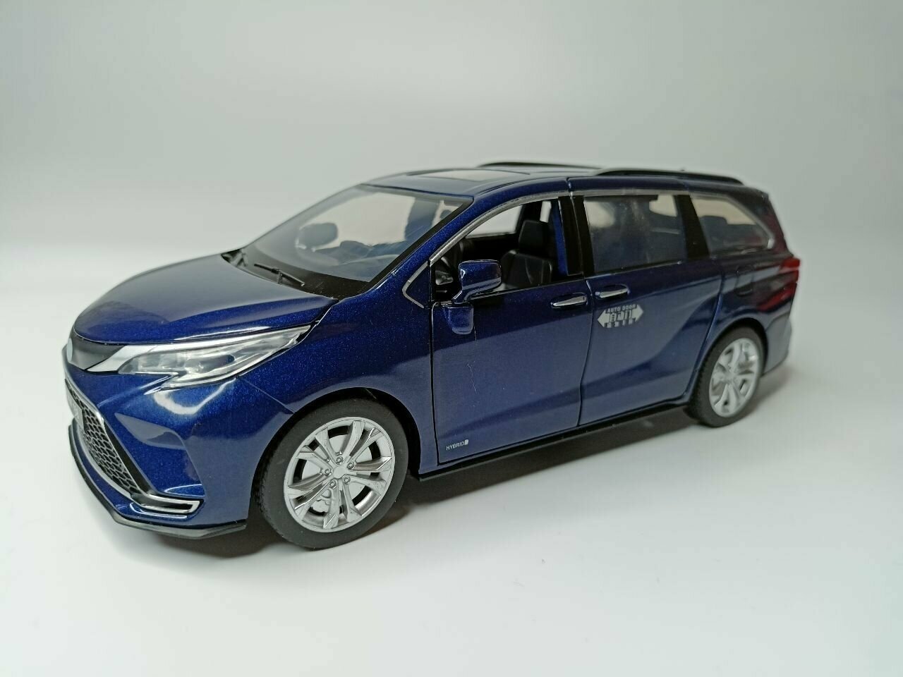 Модель автомобиля Toyota Sienna коллекционная металлическая игрушка масштаб 1:24 синий