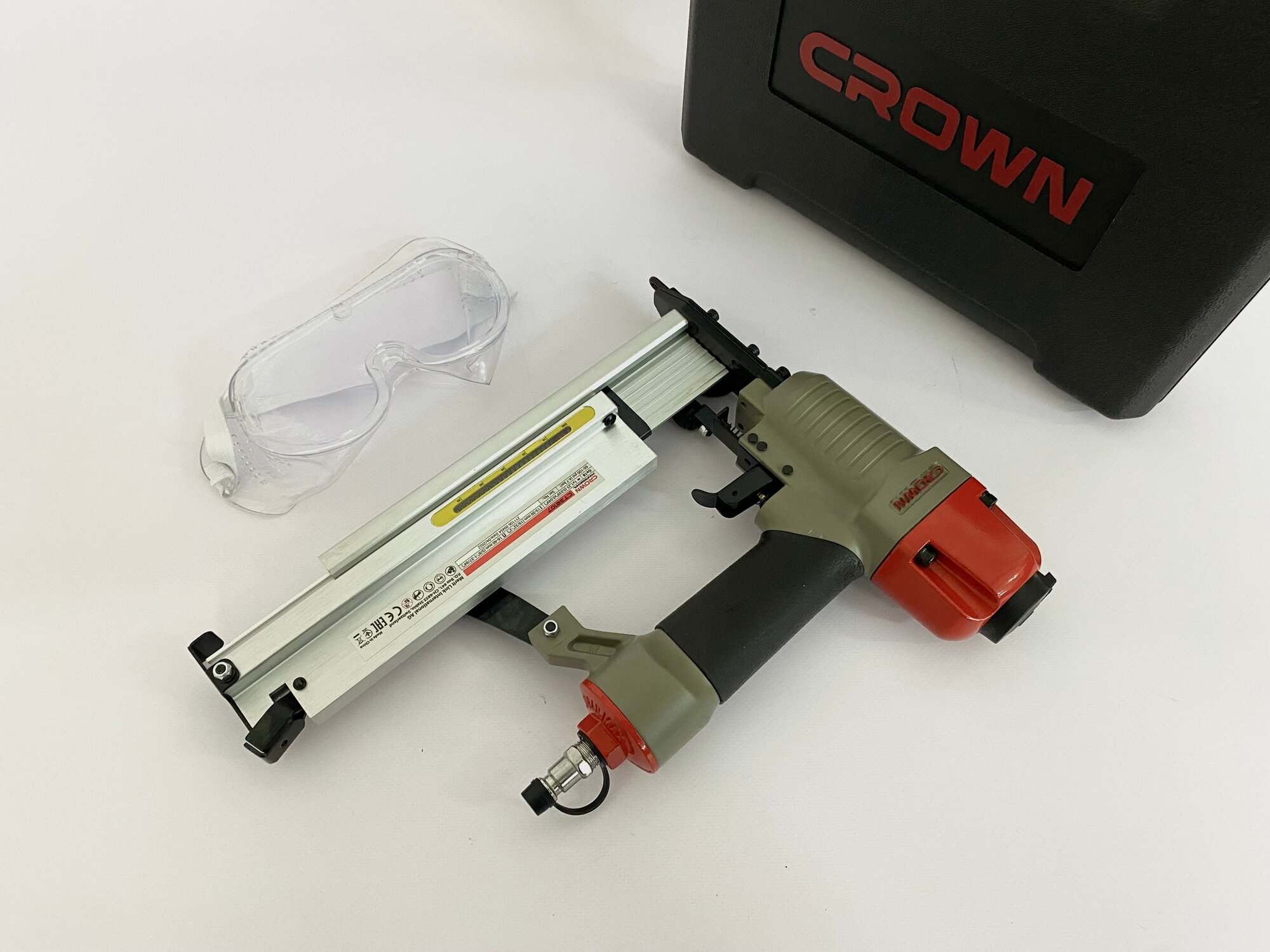 Пневматический гвоздезабивочный пистолет CROWN с кепкой в подарок - фотография № 3