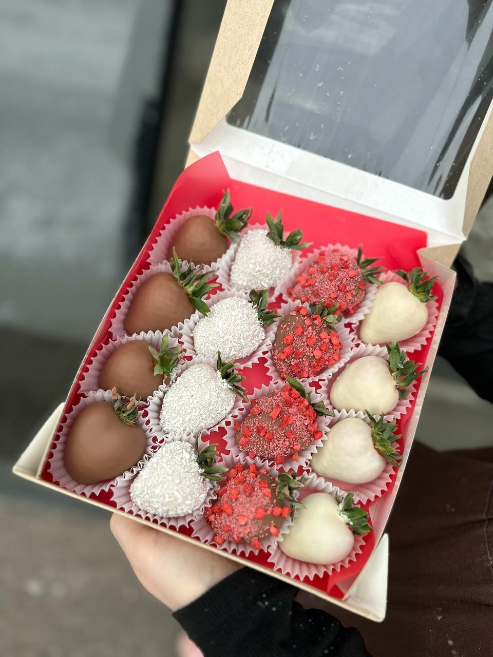 Букет- коробочка "8 марта" для милых девушек, букет вкусов от Sweet Berry — фото 1