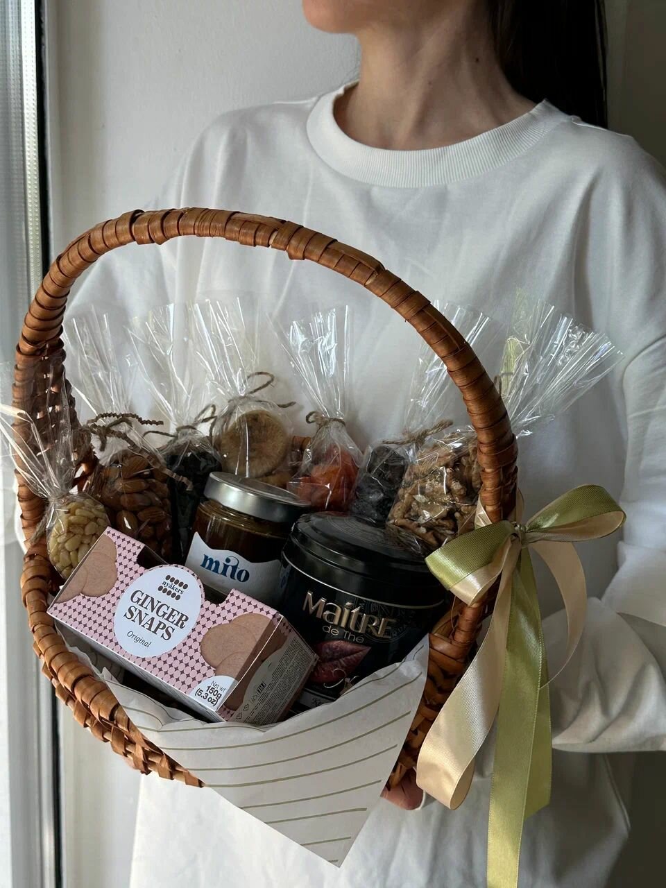 Корзина с орехами и сухофруктами "Восточная" / Подарочный набор для женщин