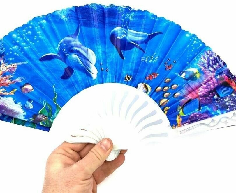 Складной веер с пластиковым основанием и рисунком "Дельфины и кораллы"