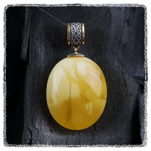 фото Медовая подвеска с натуральным янтарем drevo