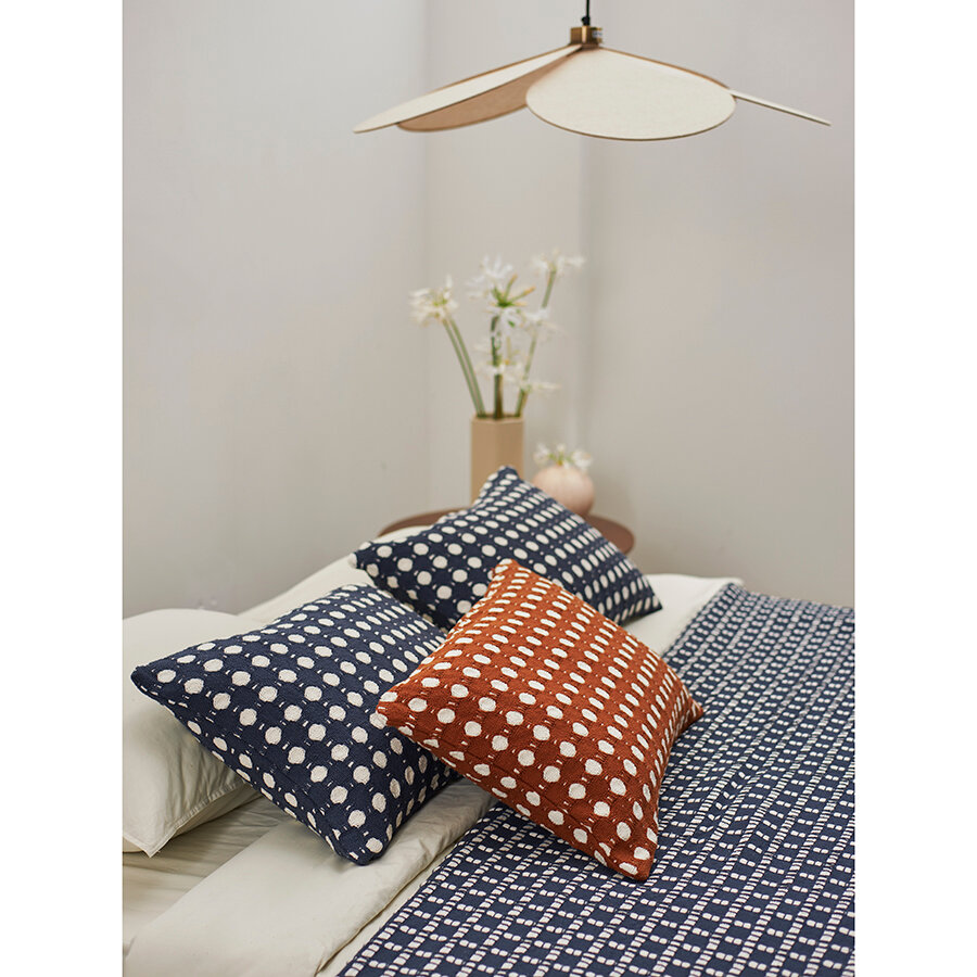 Чехол 40x60 см на подушку из хлопка в горошек Polka dots темно-синего цвета Essential Tkano TK23-CC0008