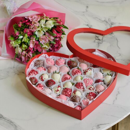 Изображение товара Букет из альстромерий 11 шт и набор клубники в шоколаде 20-25 шт в коробке-сердце - шикарный подарок маме, сестре, любимой или подруге от «Делаем сладко»