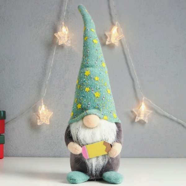 Кукла интерьерная "Гном в зелёном колпаке со звёздами, с карандашом" 39x12x11 см 7575260