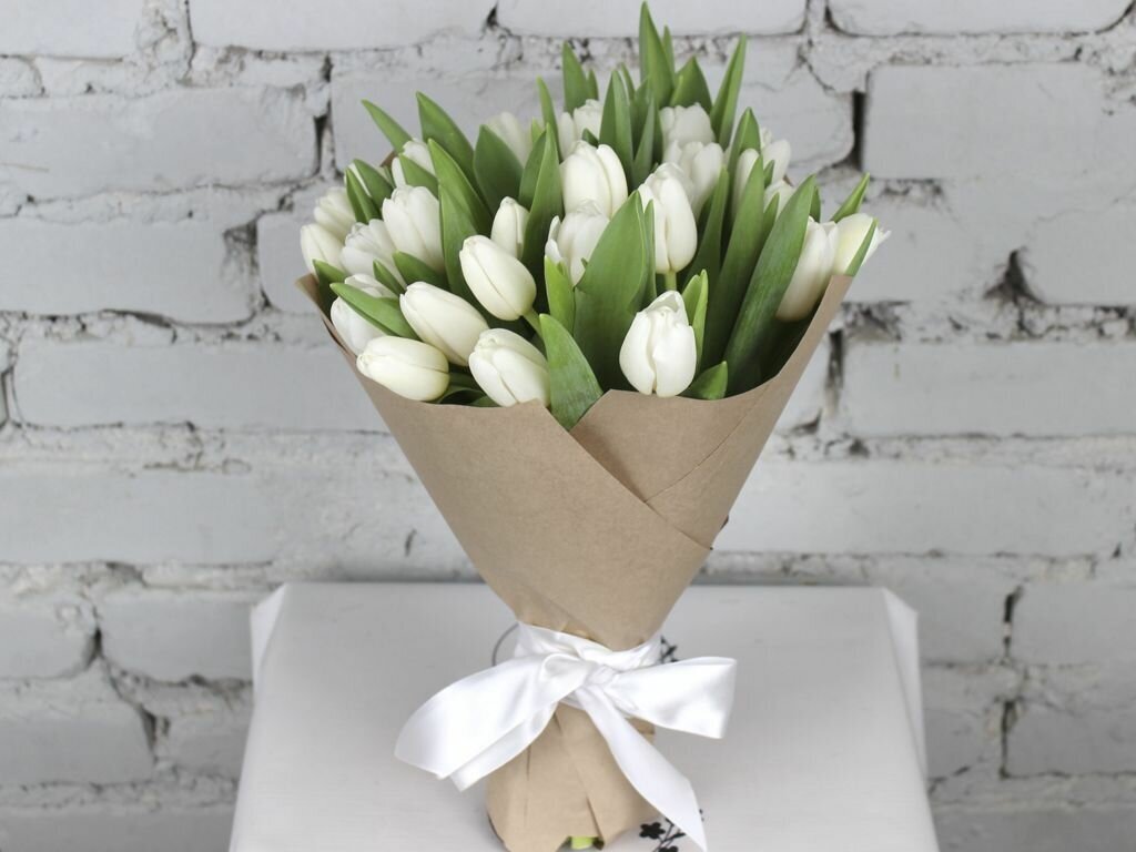 Букет 25 белых тюльпанов в крафте — фото 1