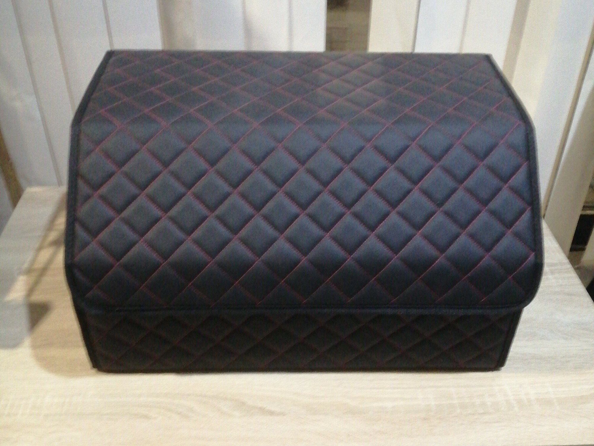 Кожаная сумка-органайзер в багажник 30х30х50 см. "ромб" черный/красный